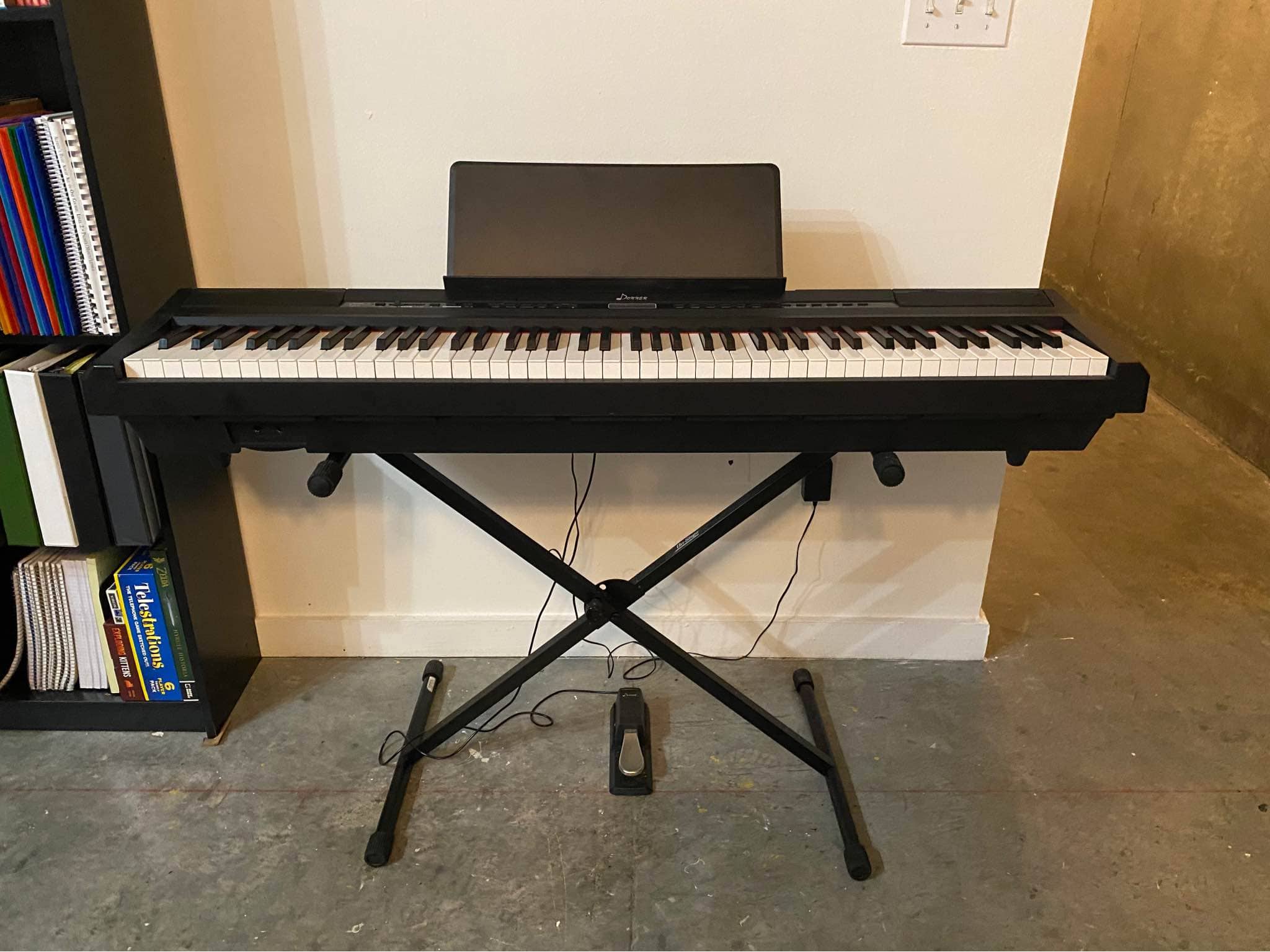 The Donner DEP-20 has a more complex tone generation system and a vast sound library