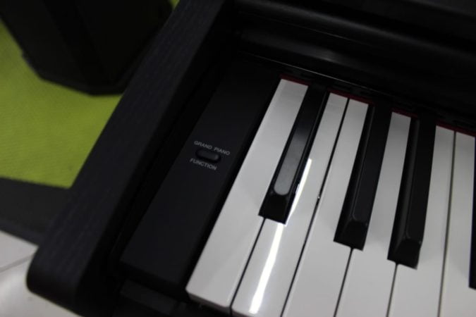 Yamaha YDP-103 uses textured plastic keys