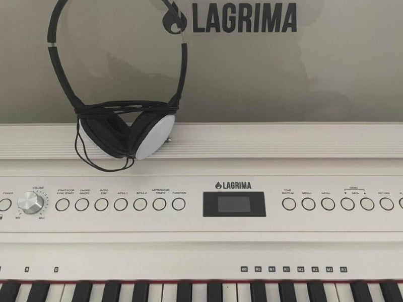 LAGRIMA LAG-570: Piano Features