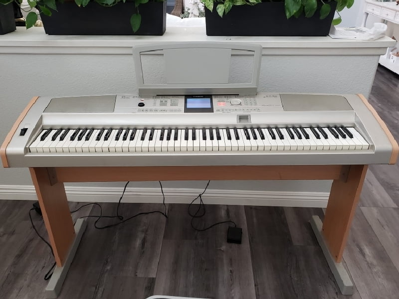 Yamaha DGX-505 is a beginner’s piano