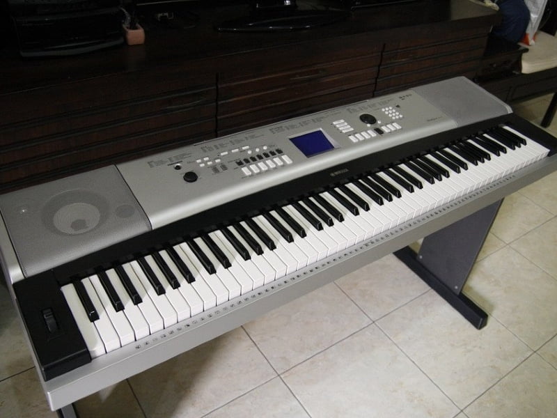 Yamaha DGX-530 only features glossy plastic keys