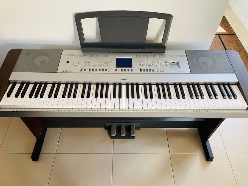 Yamaha DGX-640 is a great option when it comes to the feel